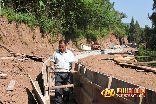 村民正在兴修水渠