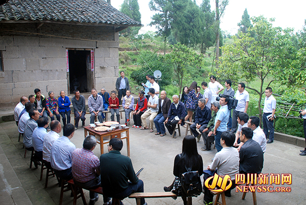 为了摆脱贫困，村民积极出谋划策