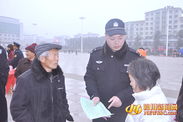 80后派出所副所长肖红向群众解释办证手续。（警方供图）