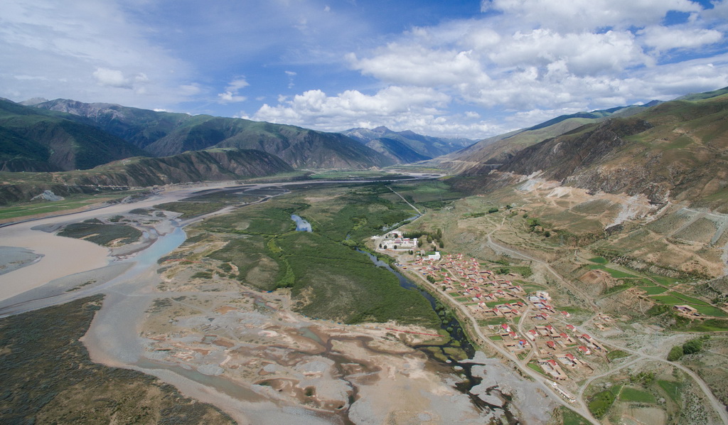 俯瞰石渠县正科乡金沙江畔一段河流湿地（7月3日摄）。 新华社记者 江宏景 摄