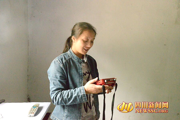 这台收音机是景祥俊的最爱，每天伴随她巡山。图由通江宣传部提供