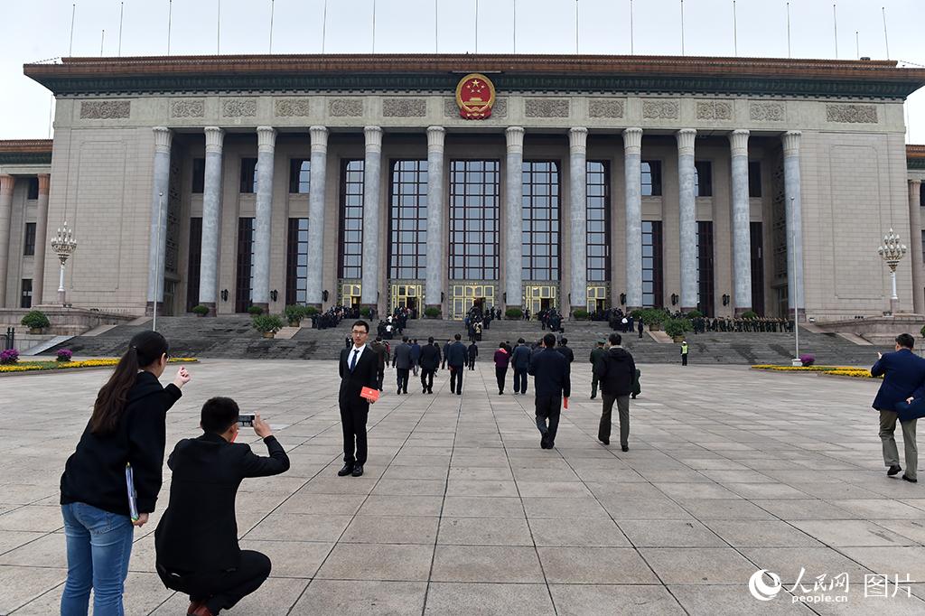 纪念红军长征胜利80周年大会即将举行，与会人员进入人民大会堂。人民网 翁奇羽 摄影