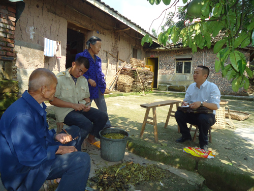 肖良（右一）到农户家调查（大安宣传部供图）