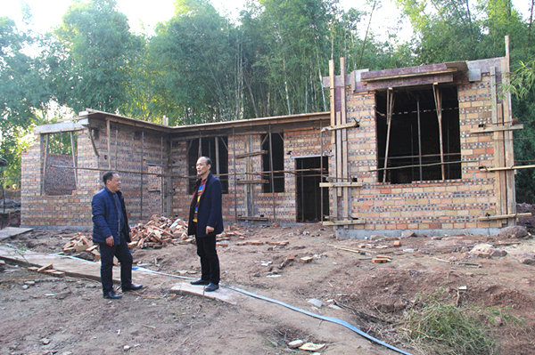 村支两委查看贫困户新房建设.